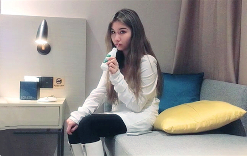 校园女神 大三兼职学生妹 高颜值好身材沙发抠穴鲍鱼清晰可见